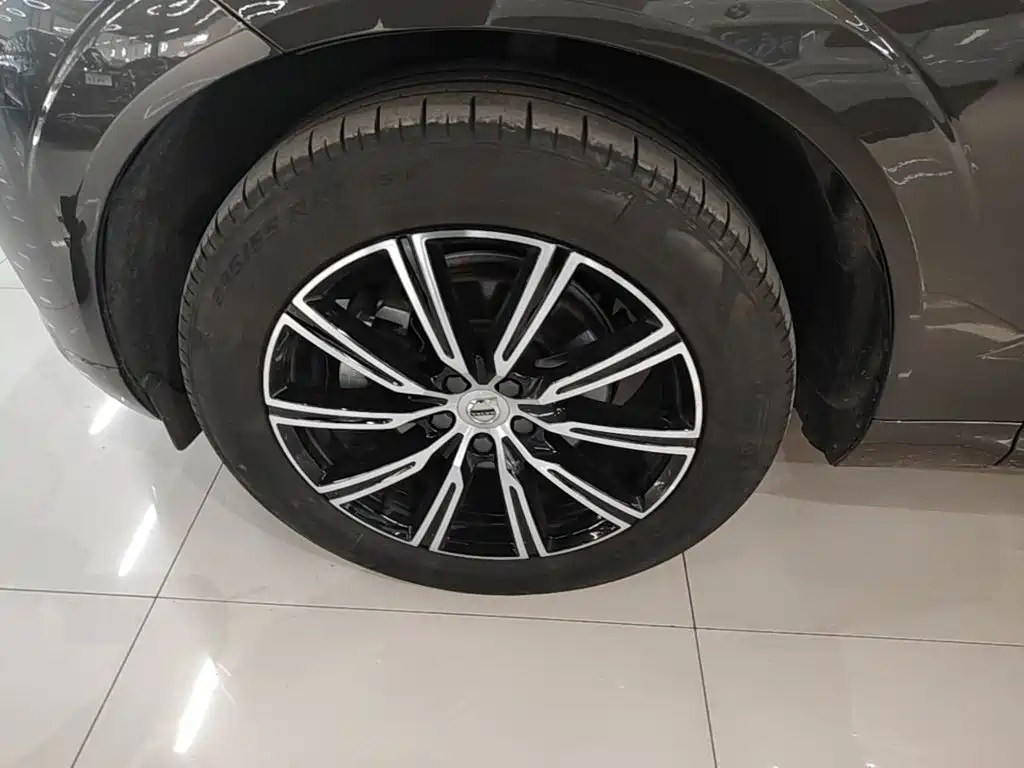 Volvo XC60 — фото 23
