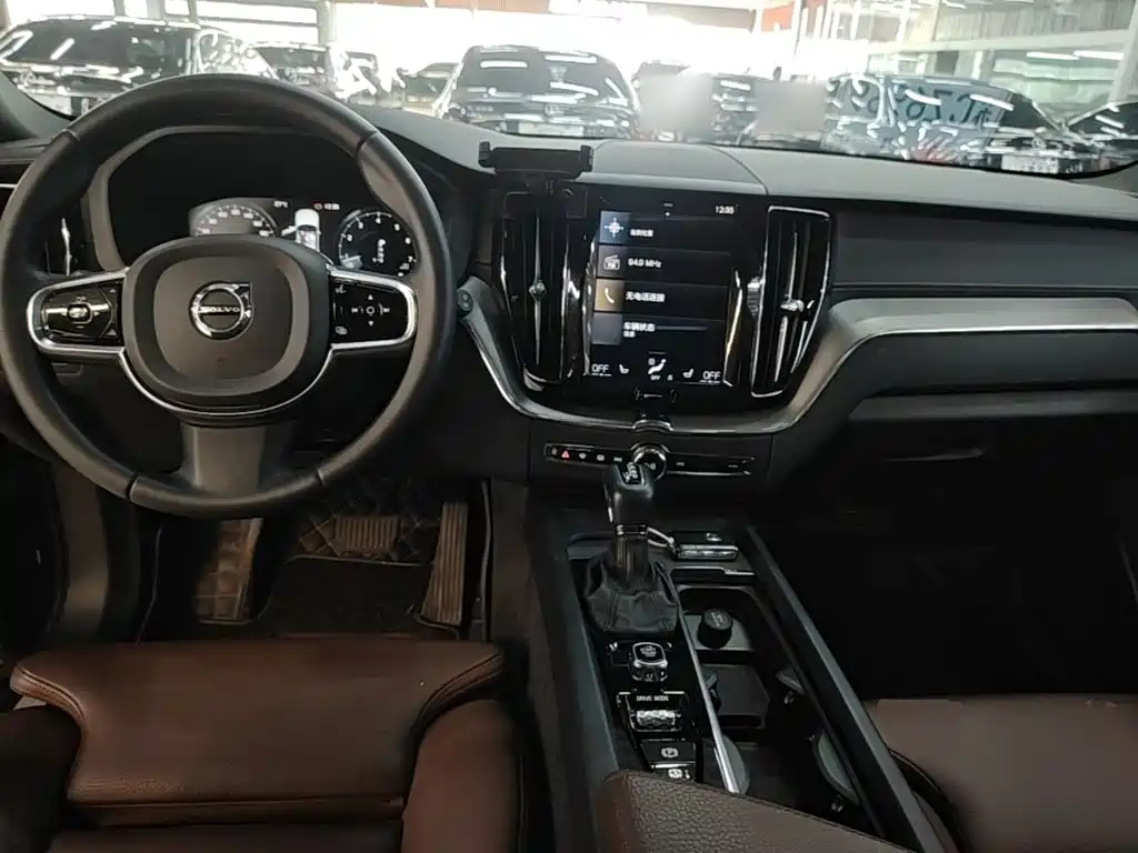 Volvo XC60 — фото 10