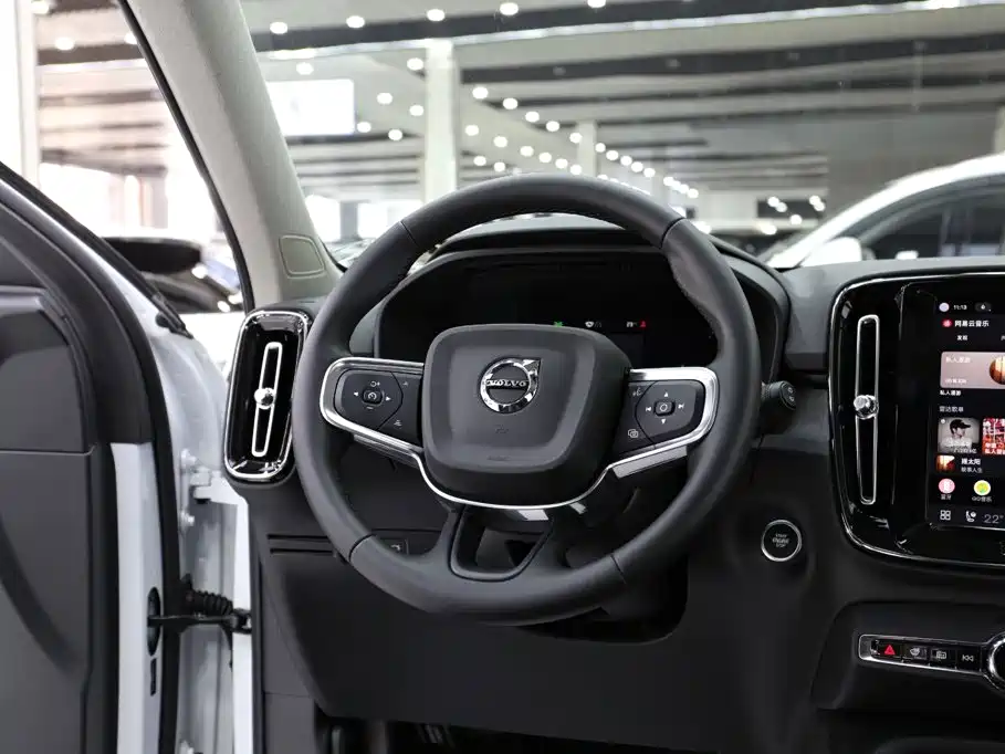 Volvo XC40 — фото 11