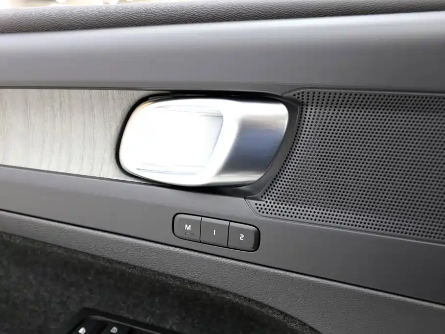 Volvo XC40 — фото 15
