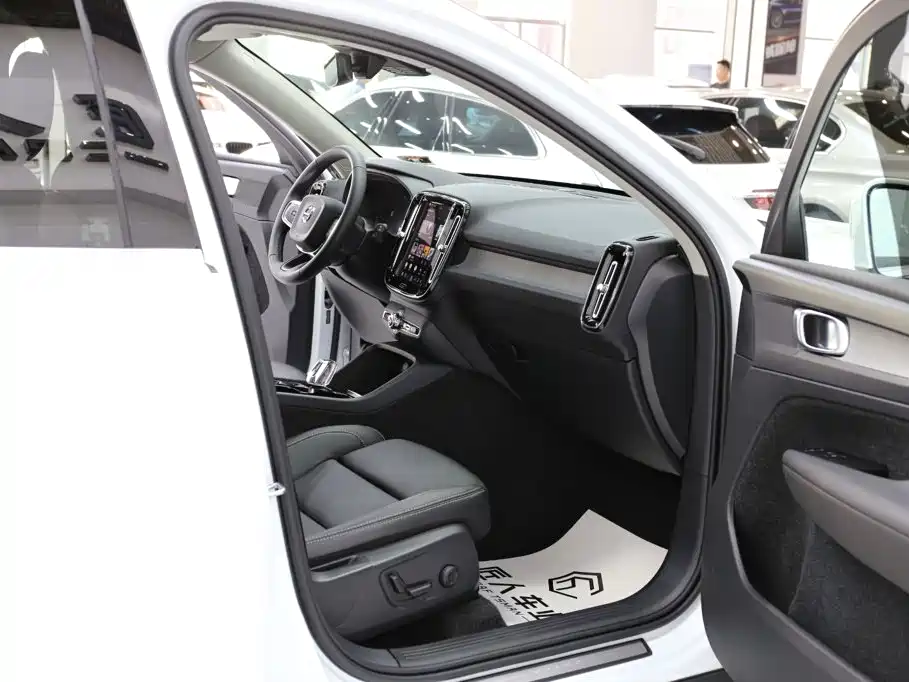 Volvo XC40 — фото 17
