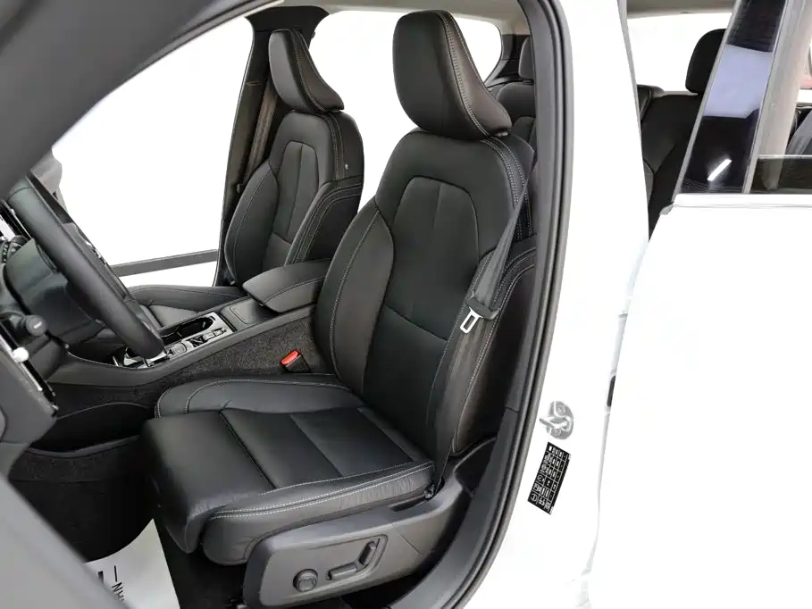 Volvo XC40 — фото 7