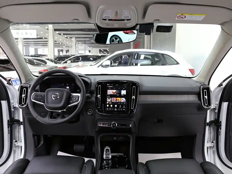 Volvo XC40 — фото 9