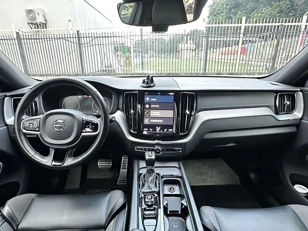 Volvo XC60 — фото 10