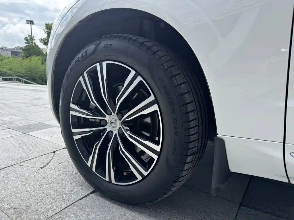 Volvo XC60 — фото 11