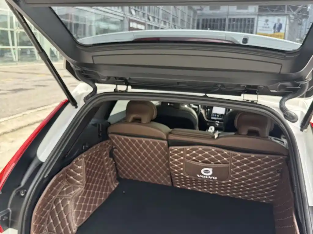 Volvo XC60 — фото 10