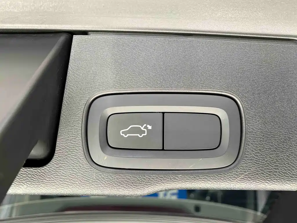 Volvo XC60 — фото 11