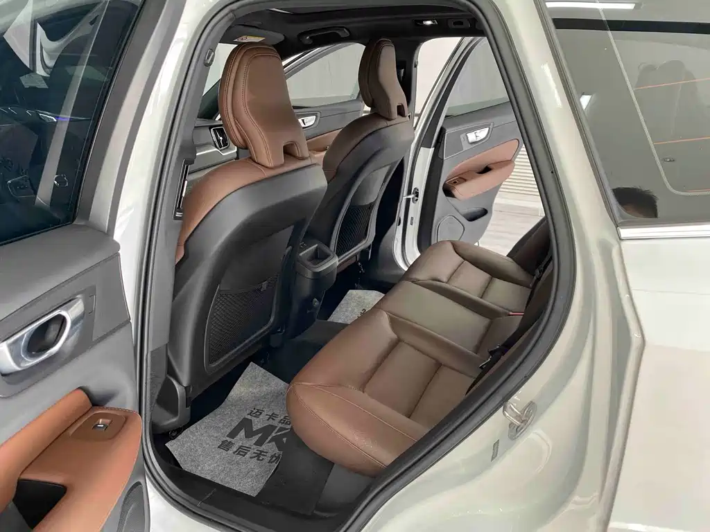 Volvo XC60 — фото 13