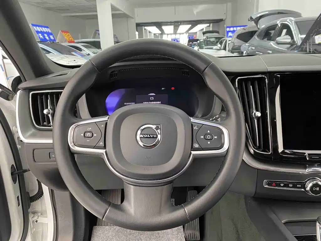 Volvo XC60 — фото 15
