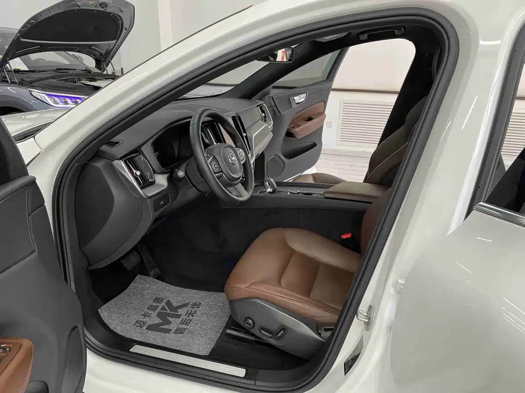Volvo XC60 — фото 17
