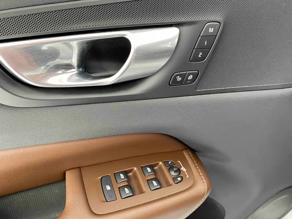 Volvo XC60 — фото 18