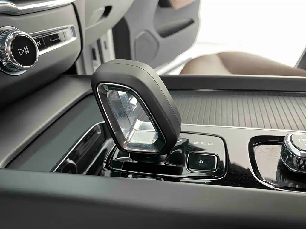 Volvo XC60 — фото 20