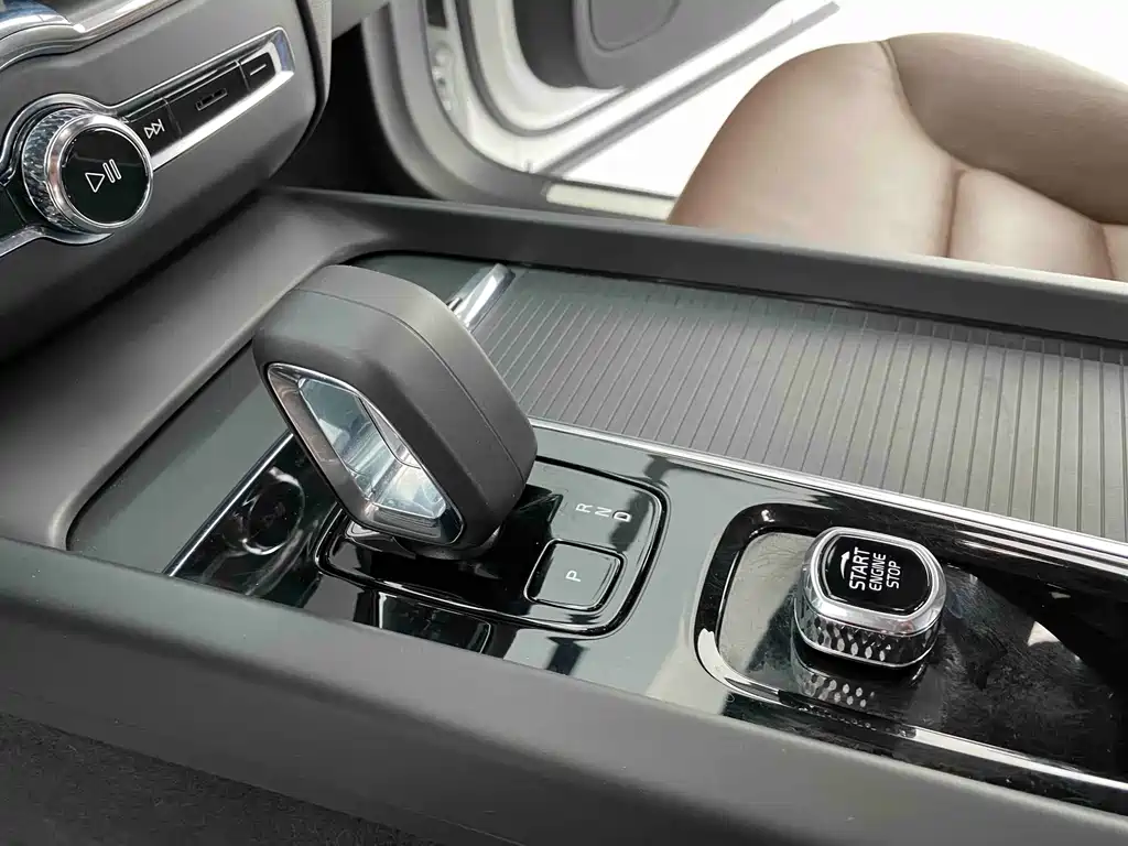 Volvo XC60 — фото 21