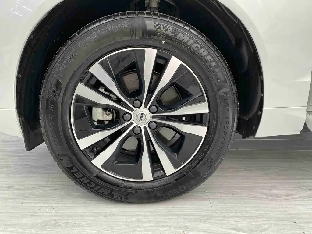 Volvo XC60 — фото 24