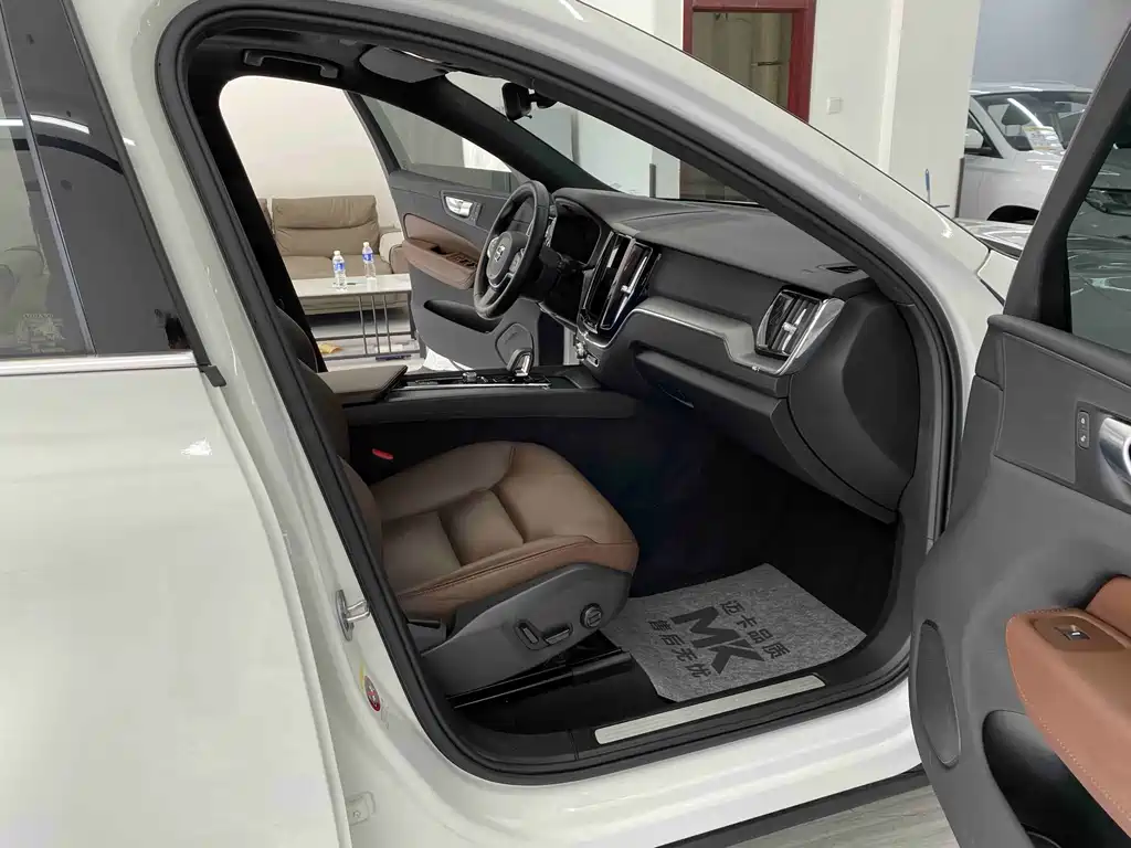 Volvo XC60 — фото 7