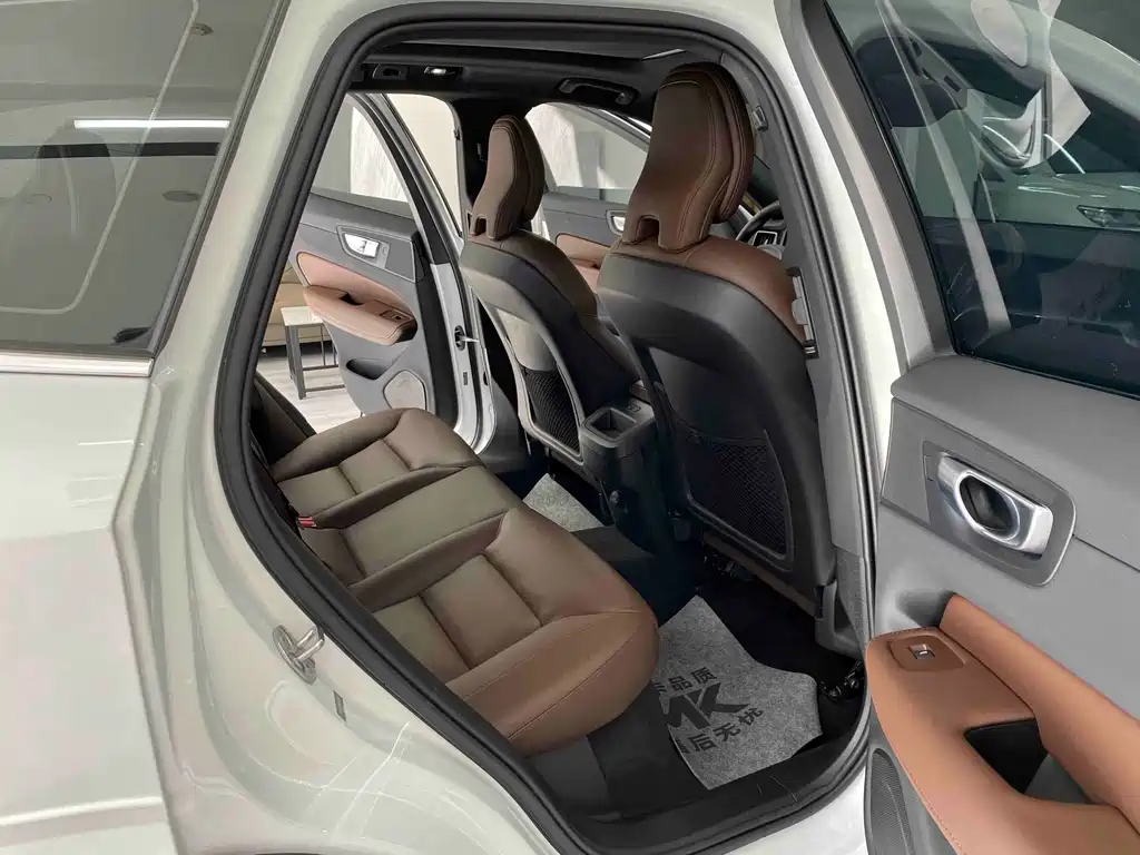 Volvo XC60 — фото 9