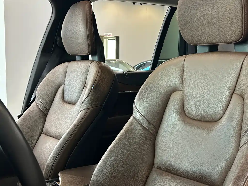 Volvo XC90 — фото 11