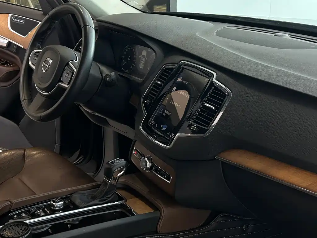 Volvo XC90 — фото 14