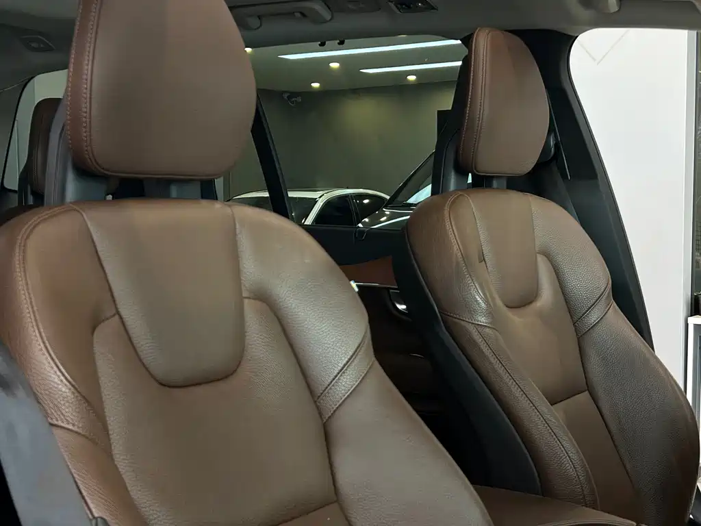 Volvo XC90 — фото 10