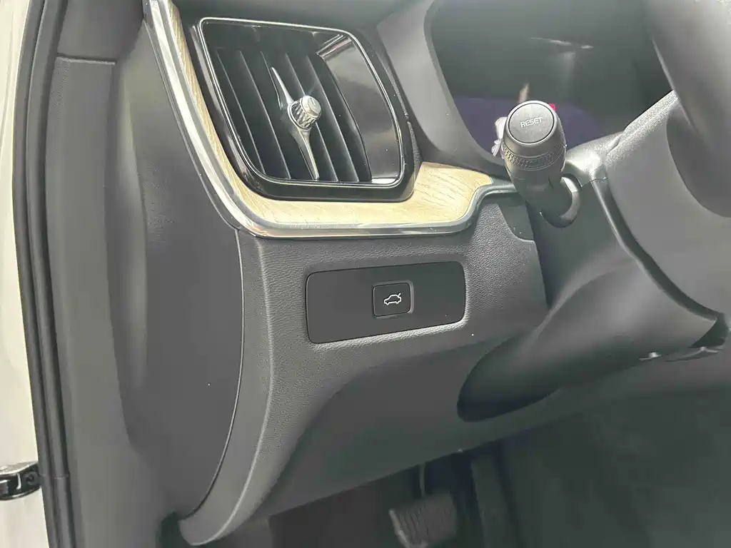 Volvo XC60 — фото 19
