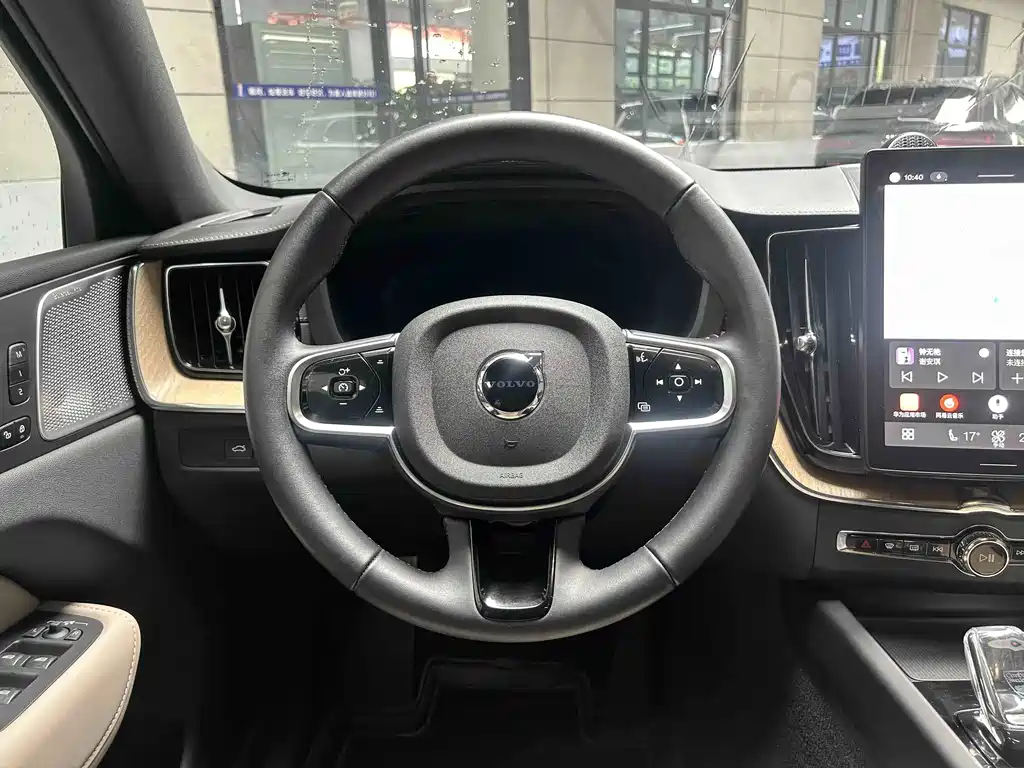 Volvo XC60 — фото 7