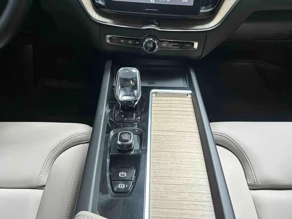Volvo XC60 — фото 9
