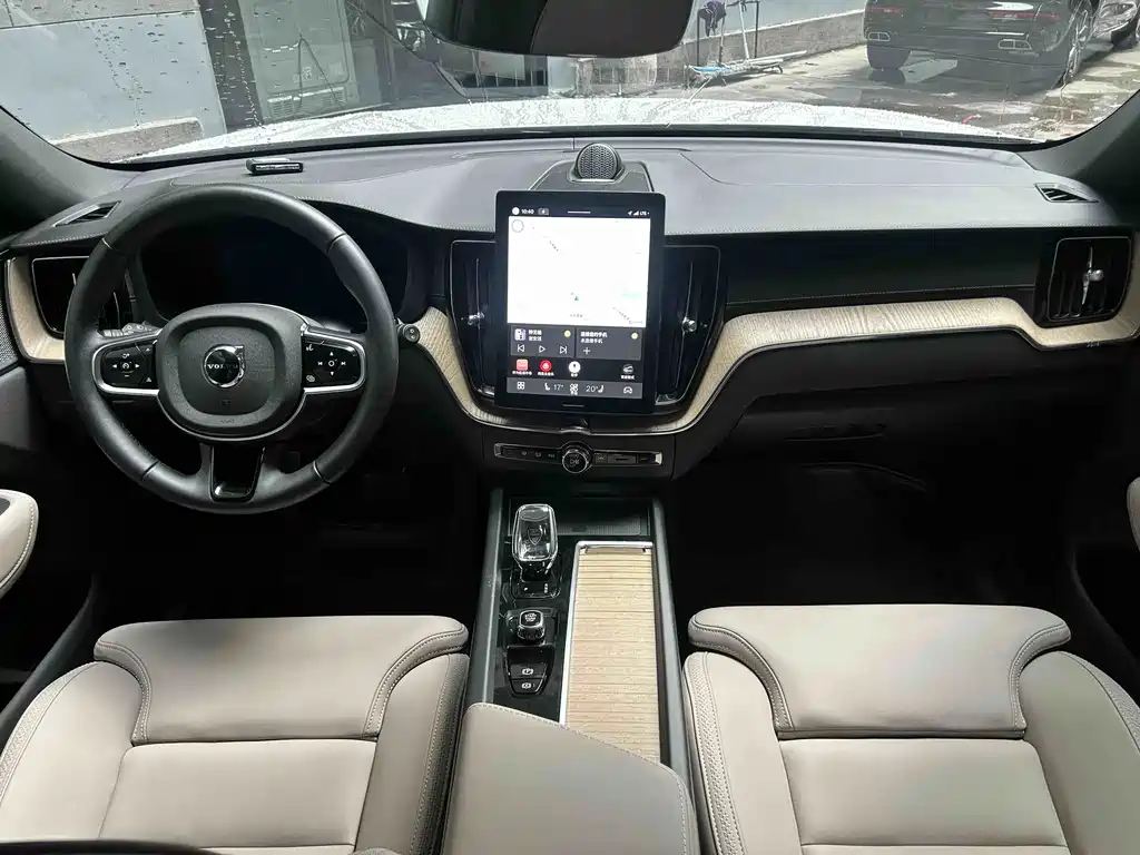 Volvo XC60 — фото 10