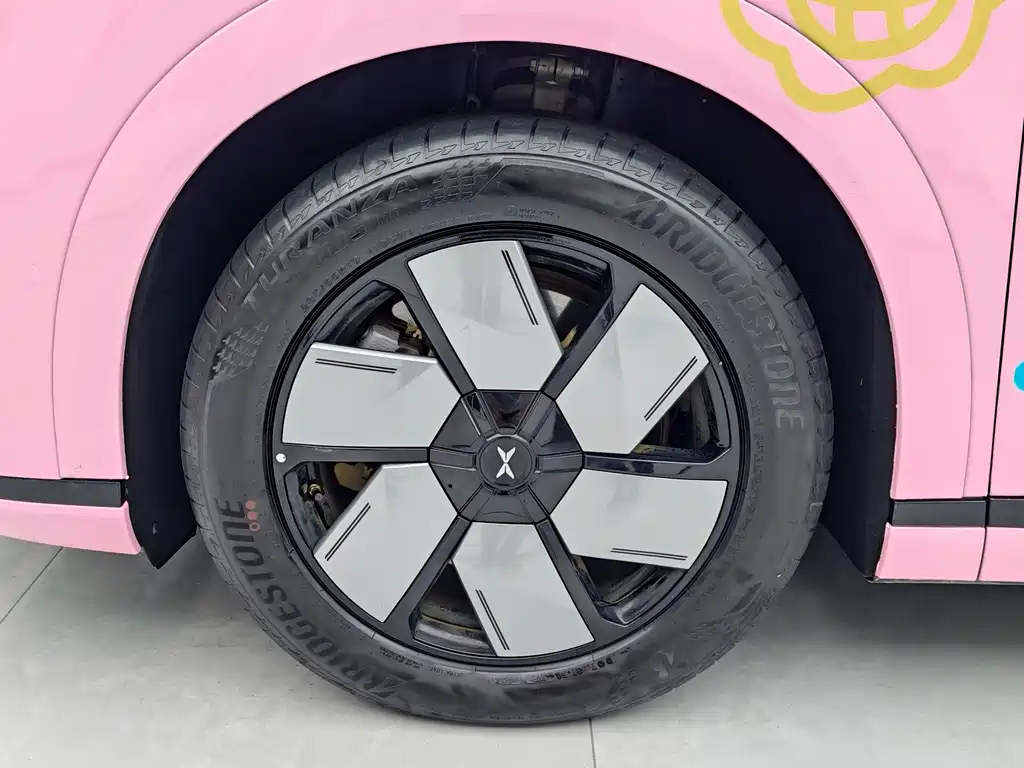 XPeng X9 — фото 8