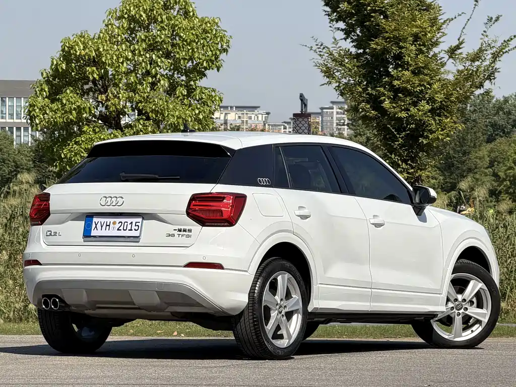 Audi Q2L — фото 16