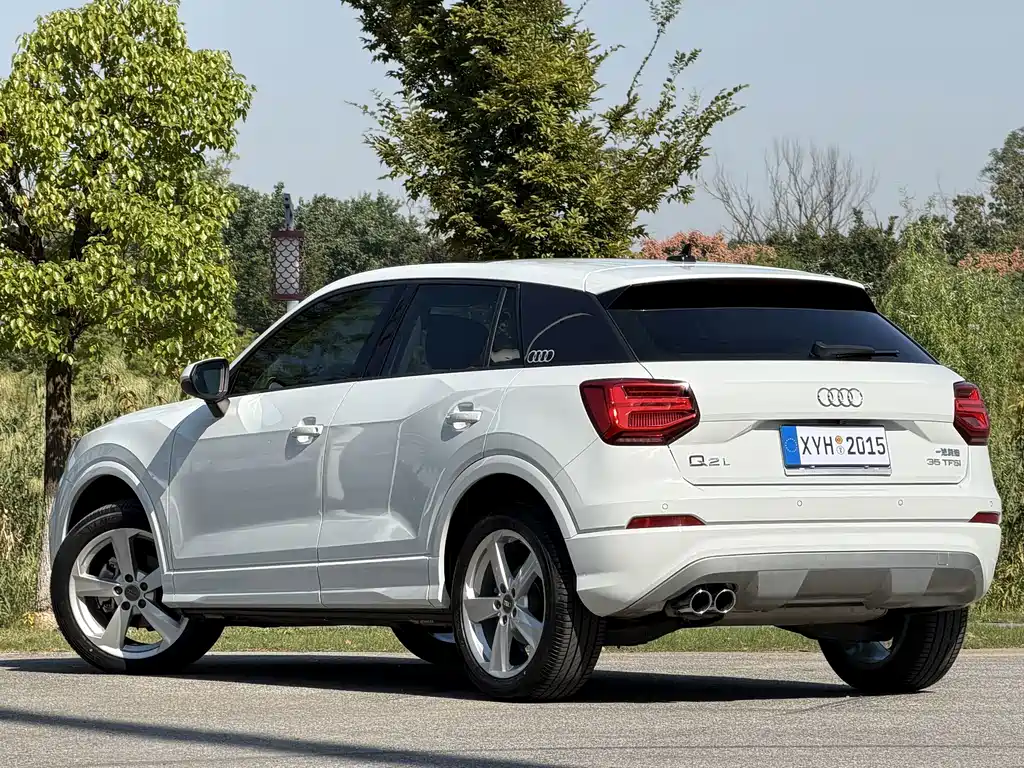 Audi Q2L — фото 17