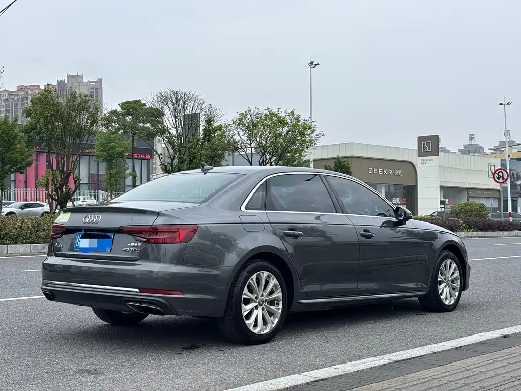Audi A4L — фото 5