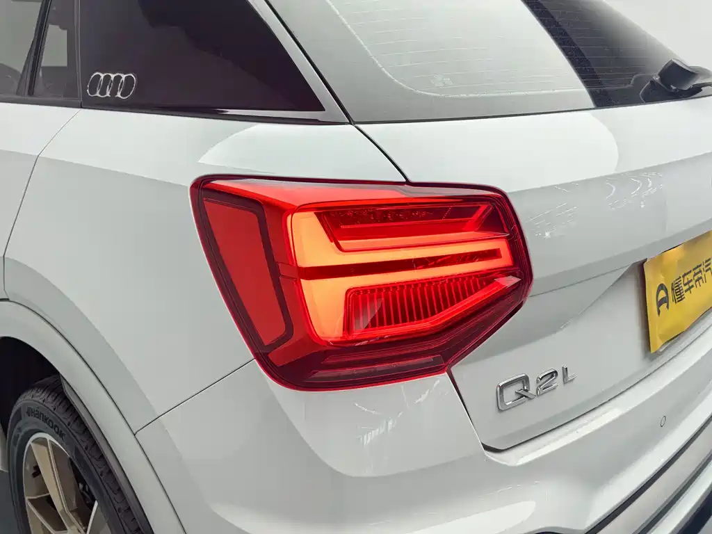 Audi Q2L — фото 15