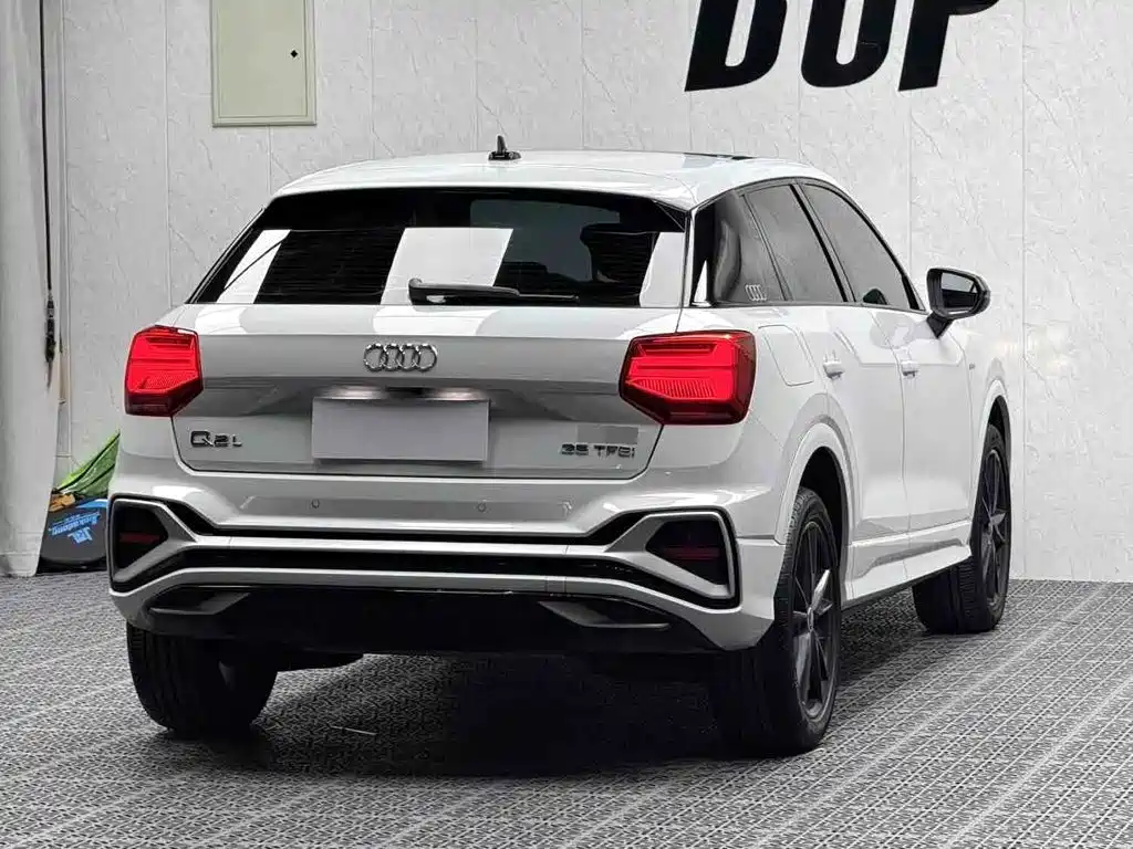 Audi Q2L — фото 9
