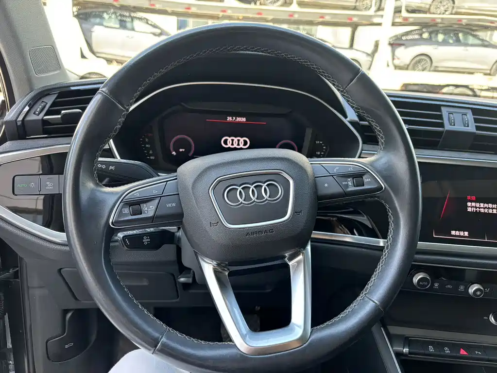 Audi Q3 — фото 11