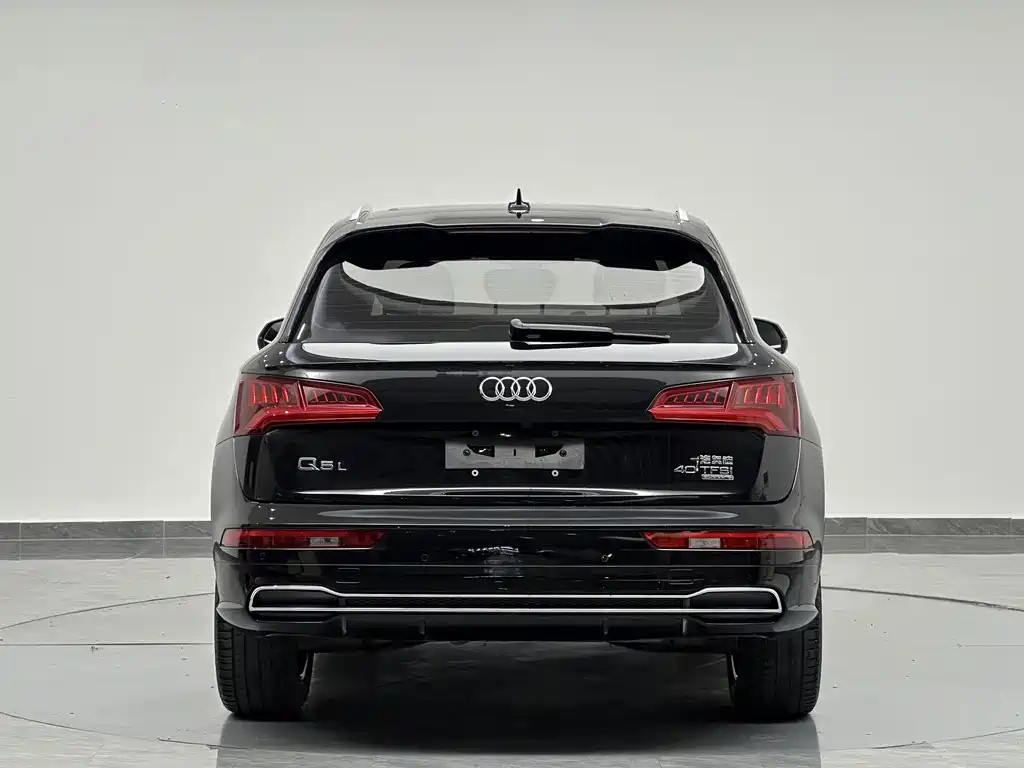 Audi Q5L — фото 6