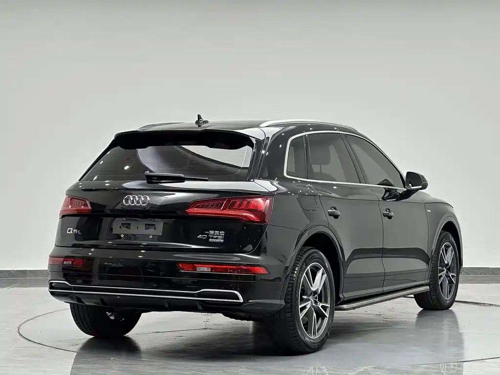 Audi Q5L — фото 9