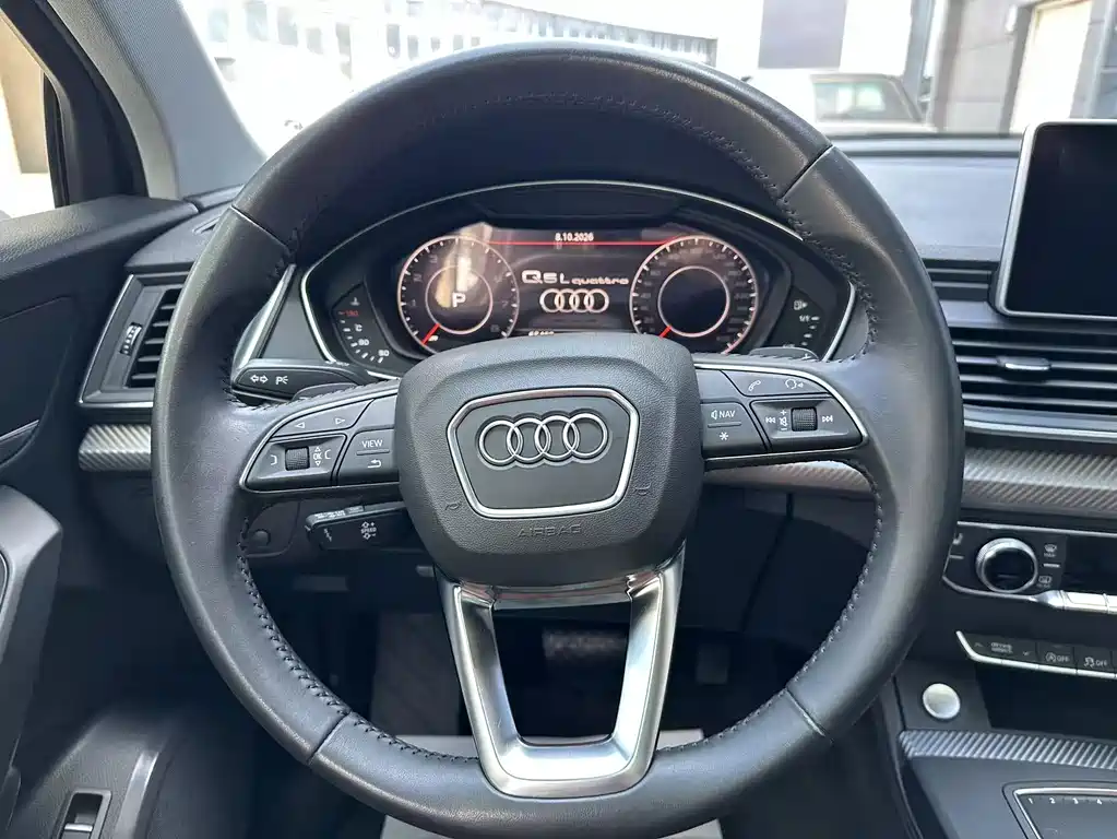 Audi Q5L — фото 11
