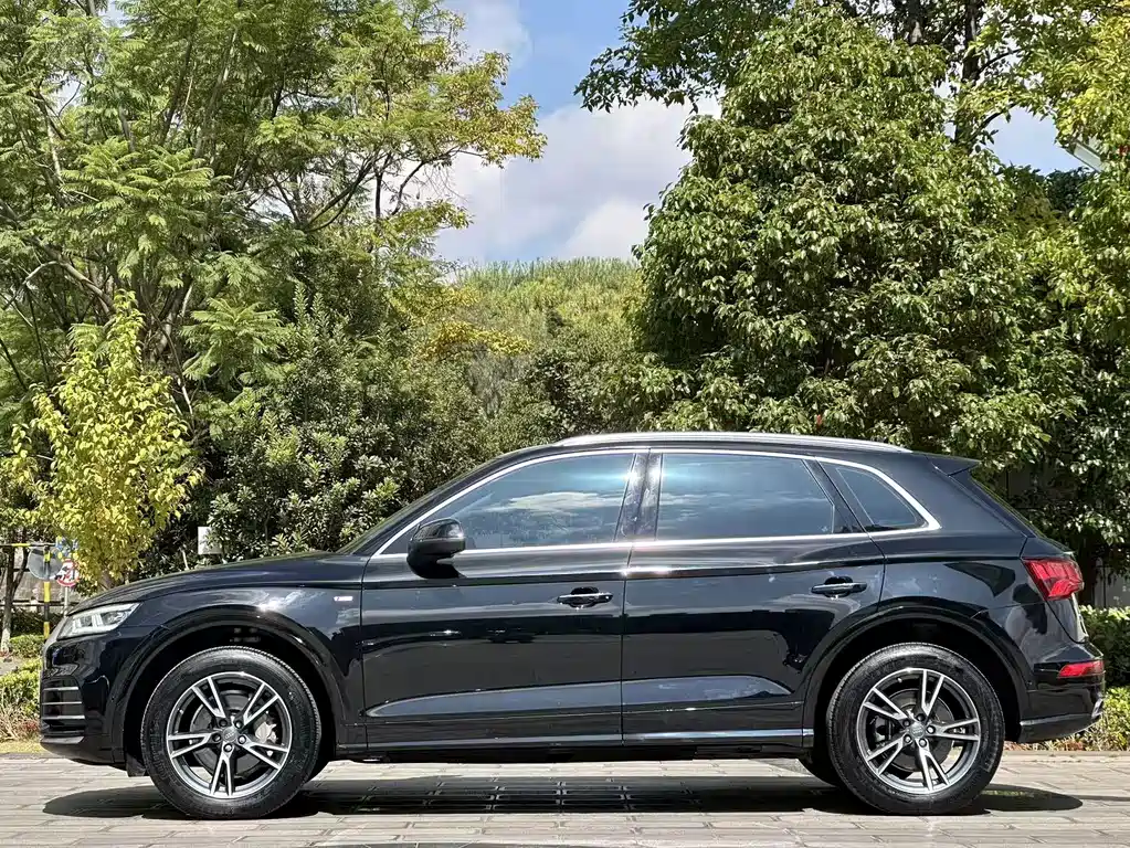Audi Q5L — фото 10