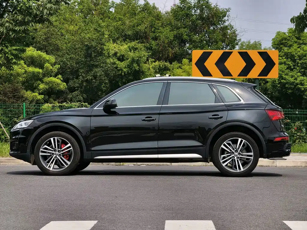 Audi Q5L — фото 35