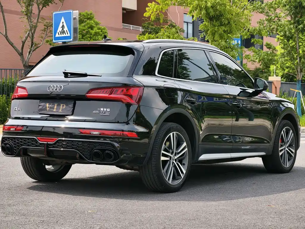 Audi Q5L — фото 37