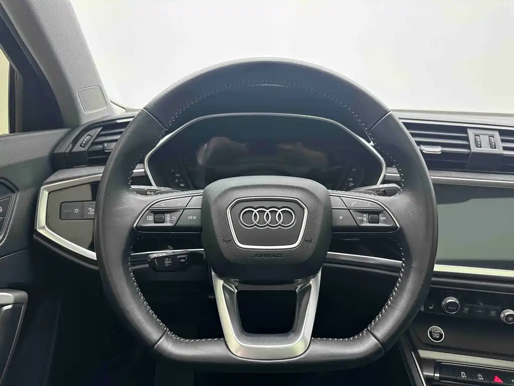 Audi Q3 — фото 17