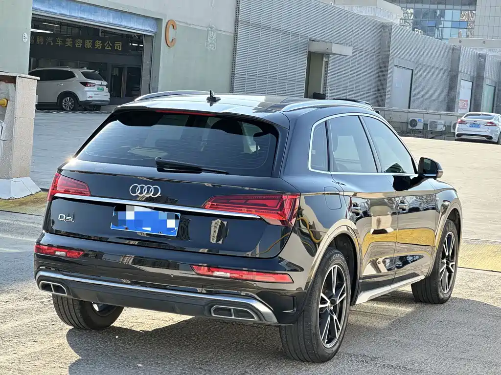 Audi Q5L — фото 10