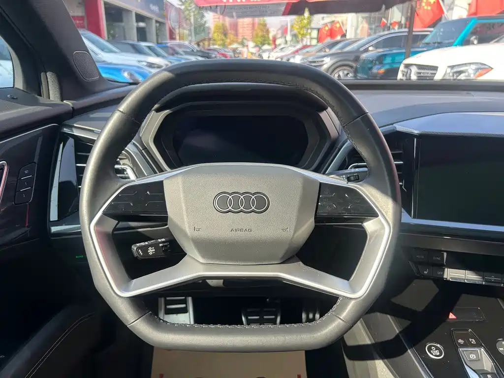 Audi Q5 e-tron — фото 11