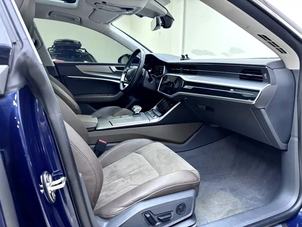 Audi A7L — фото 11