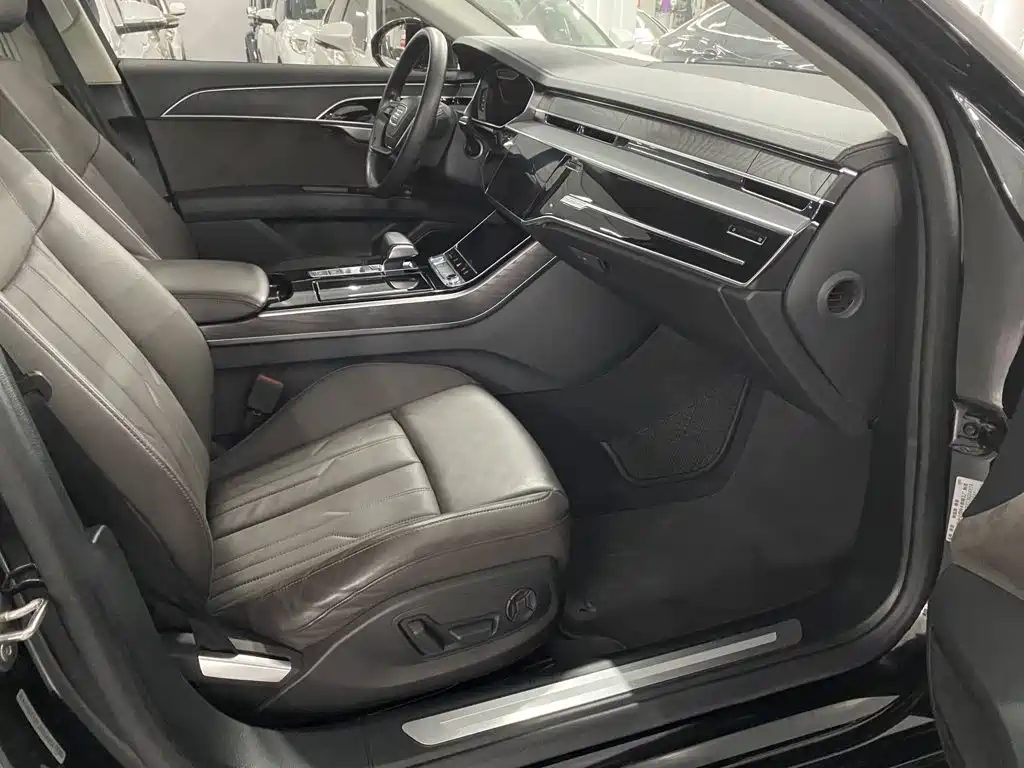 Audi A8 — фото 6