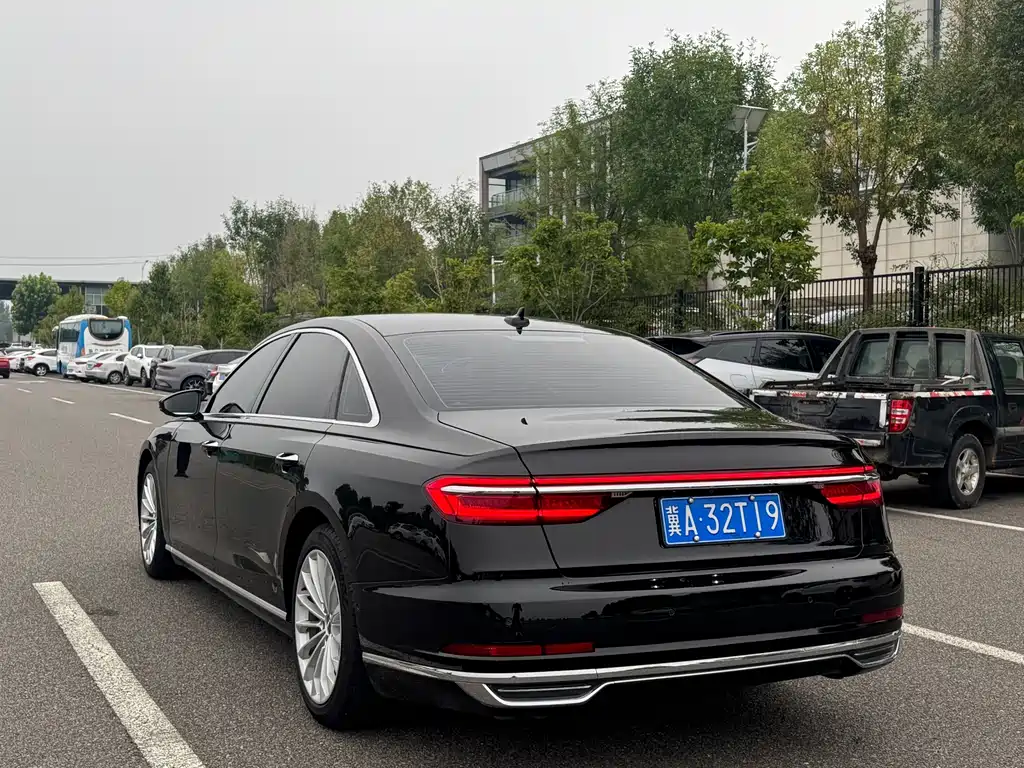Audi A8 — фото 5