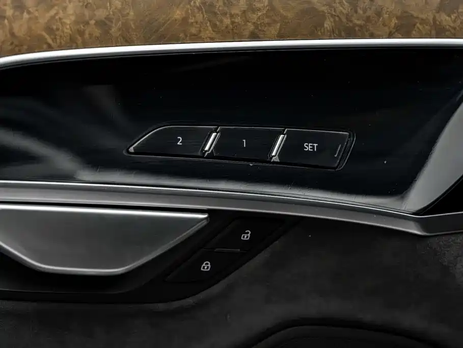 Audi A8 — фото 15