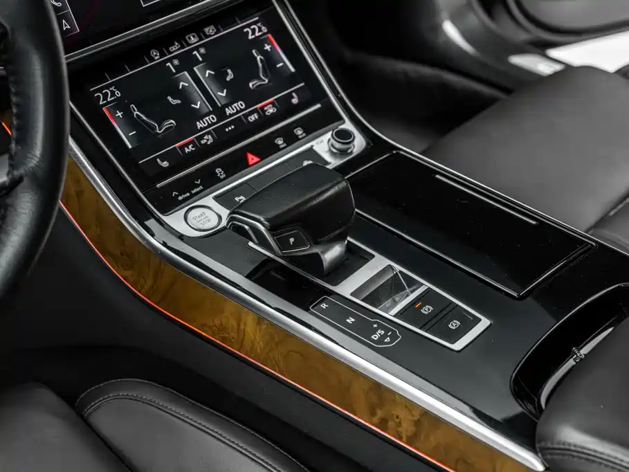 Audi A8 — фото 22