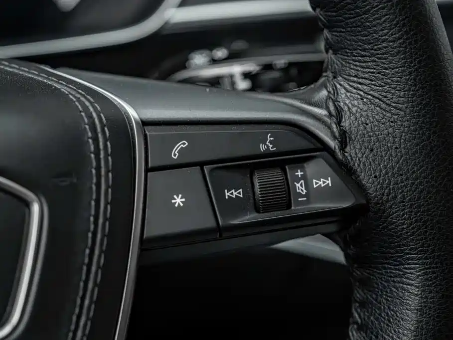 Audi A8 — фото 9