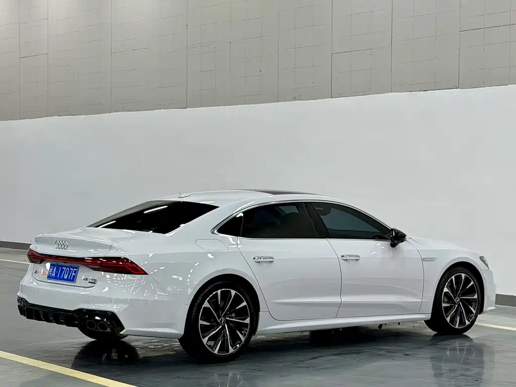 Audi A7L — фото 12